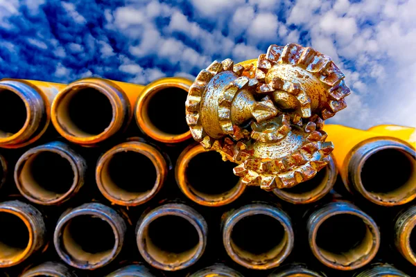 Oil rig drill bit with drilling pipe — Stock Photo, Image