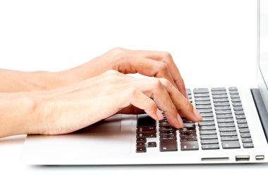 kadın el beyaz masa laptop yazarak