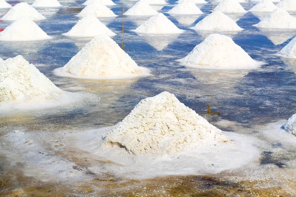 Zout velden met puinhoop van zout opgestapeld zeezout in Thailand — Stockfoto