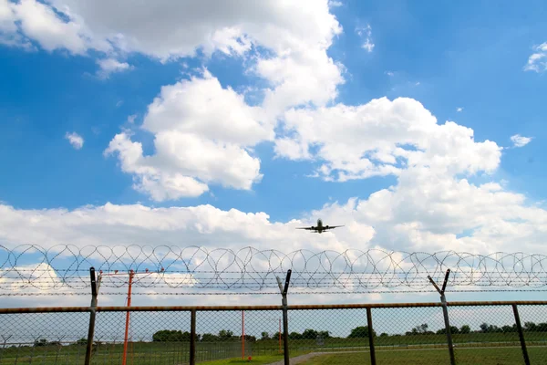 Airplane landing to the air port . — Stock Photo, Image