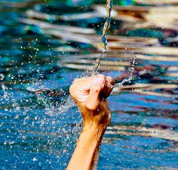 Conceito de luta: mão humana com a água cair para o fi — Fotografia de Stock