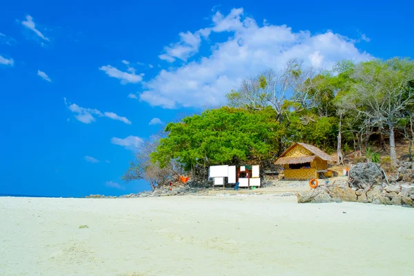 Klarer schöner Strand und blauer Himmel — Stockfoto