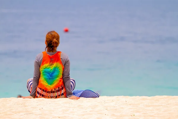 Alone on sand beach : back of woman sit on beach with copy space. — Stock Photo, Image