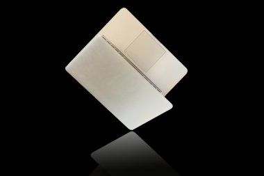 Siyah arkaplanda dizüstü bilgisayar