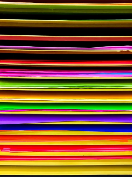 Papier in verschiedenen Farben in Gestellen angeordnet. — Stockfoto