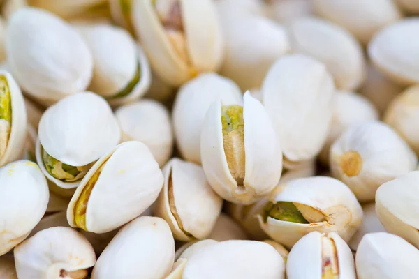 Pistachos: El pistacho, un miembro de la familia de los anacardos, es — Foto de Stock