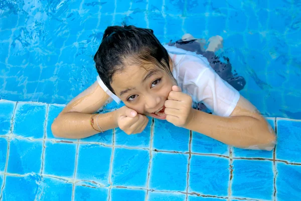 年轻女孩在游泳池 — 图库照片