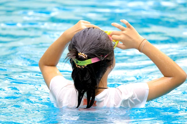 Mladá dívka v bazénu — Stock fotografie