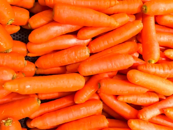 Carottes fond prêt à la vente sur le marché — Photo