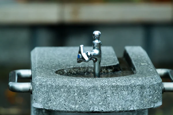 Eau du robinet dans les jardins publics — Photo