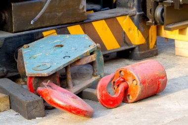 Kanca Vinç: parça metal veya diğer malzeme, eğri veya bükülmüş ba