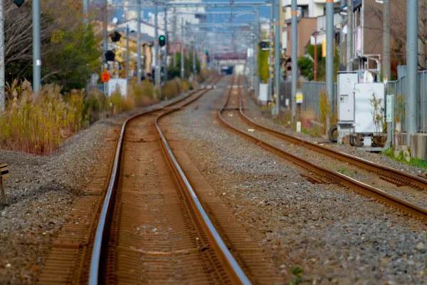 Eisenbahn: ein Gleis oder eine Reihe von Gleisen aus Stahlschienen entlang wh — Stockfoto