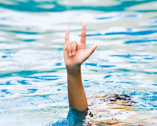 Mão de menina jovem vêm da água — Fotografia de Stock