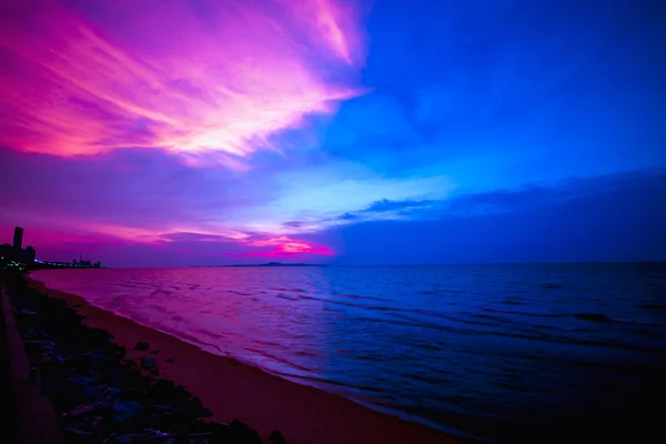 Twillight sky and Beautiful sunset on the sea,pattaya THAILAND — Stock Photo, Image