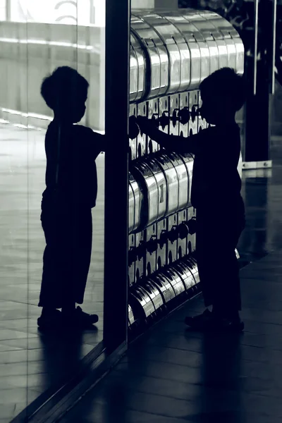 Kleiner Junge im Schatten der Spiegelung — Stockfoto