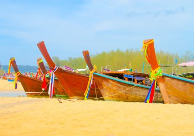 Turistler için bekleyen tekne Parkı