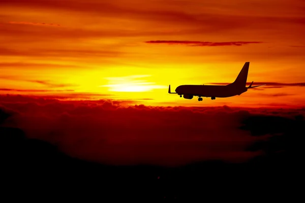 Αεροπλάνο στον ουρανό με την Ανατολή του ηλίου ετοιμαστείτε να προσγείωση για το ένα — Φωτογραφία Αρχείου