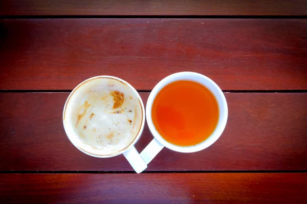 Deliciosa taza hasta la taza de café completamente vacía en la mesa de madera —  Fotos de Stock