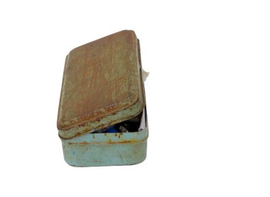 Beyaz arkaplanda izole edilmiş eski paslı metal kutu.