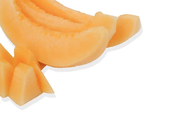 Skivad cantaloupemelon isolerade på den vita bakgrunden har detta urklippsbana. — Stockfoto