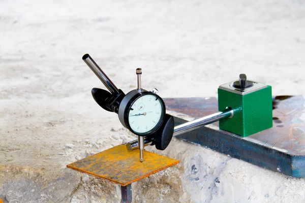 Dial gauge and with Magnetic base checking on steel plates for e — Stock Photo, Image