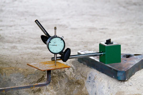 Dial gauge and with Magnetic base checking on steel plates for e — Stock Photo, Image