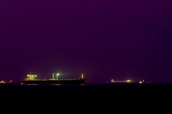 Barco sozinho, navio de carga do mar à noite — Fotografia de Stock