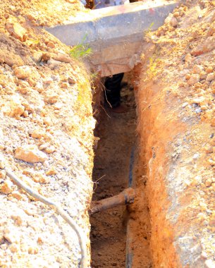 drenaj için kazı hendekleri.