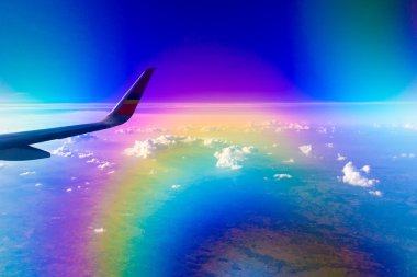 Bir uçak penceresinden gökkuşağı
