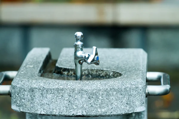 Eau du robinet dans les jardins publics — Photo