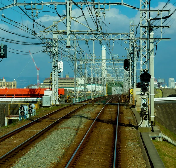 Järnväg: ett spår eller en uppsättning låtar gjorda av stålskenor längs wh — Stockfoto