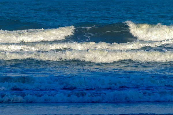 Onda na praia pela manhã — Fotografia de Stock