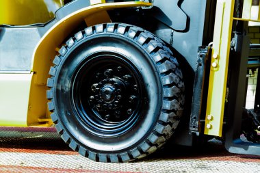 Ön tekerlekler forklift kamyon yakın çekim