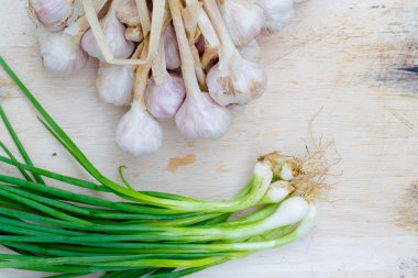Soğan ve sarımsak bir ahşap zemin üzerinde