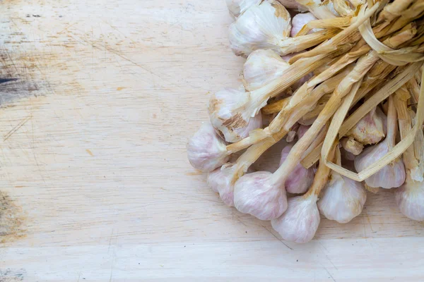 Knoblauch auf einem Holzboden — Stockfoto