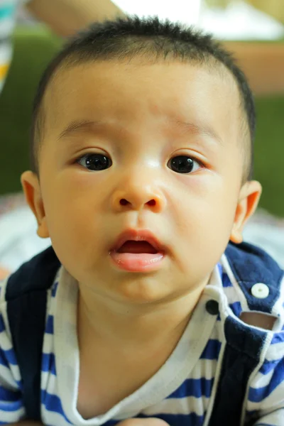 Retrato de adorable sonrisa curiosa bebé niño de cerca — Foto de Stock