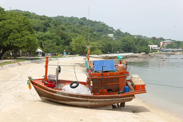 Barcos pesqueros varados en la playa debido a la marea baja de agua de mar —  Fotos de Stock