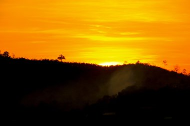 gün batımı tekne nehir san çalışan ile dağın arkasında
