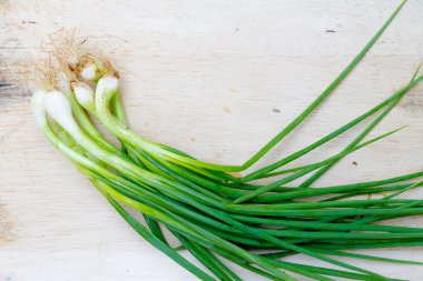 Soğan ve sarımsak bir ahşap zemin üzerinde