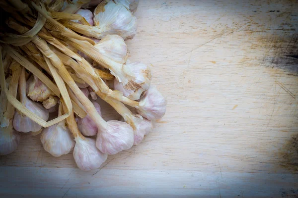 Knoblauch auf einem Holzboden — Stockfoto