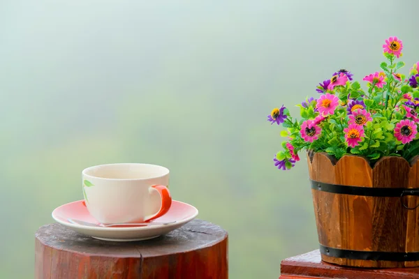 Kaffeetasse und Blumentopf auf dem Holzdeck. — Stockfoto