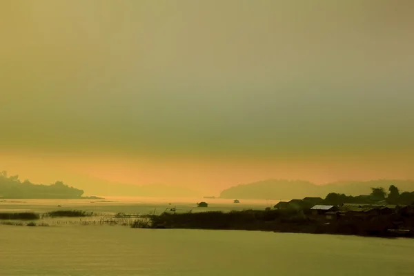 Dimmig morgon på Kwai floden med soluppgången, Sangkhla Buri, Andreas — Stockfoto