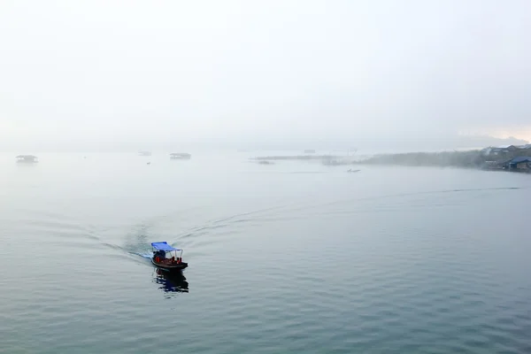 Boat on the lake at morning fog. — Stock Photo, Image