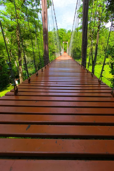 Ponte de corda ou ponte suspensa na floresta em Khao Kradong — Fotografia de Stock