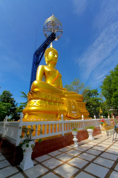 Il Buddha di Suphatthara Bophit al parco della foresta di Khao Kradong — Foto Stock