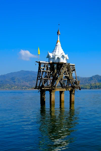 Il tempio affondato, tempio che affonda, un famoso punto di riferimento nel Sangkhlab — Foto Stock