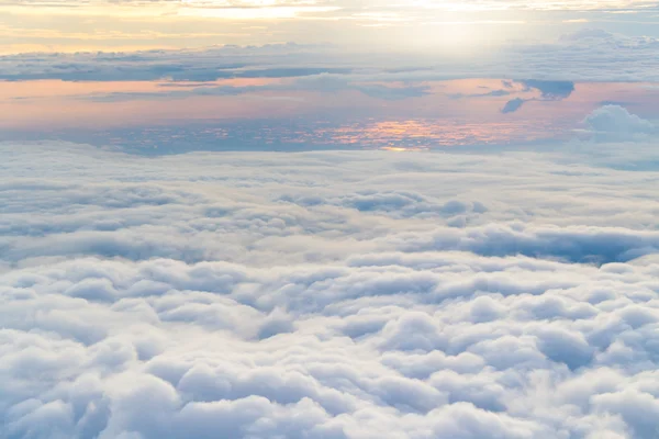 cennet. Mavi gökyüzü ve beyaz bulut, bir büyük bulutu oluşumu