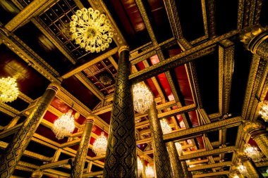 çatı yapısı ve t aydınlatma mimari