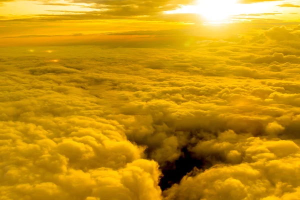 Wolkenlandschaft mit dem Sonnenlichteffekt — Stockfoto