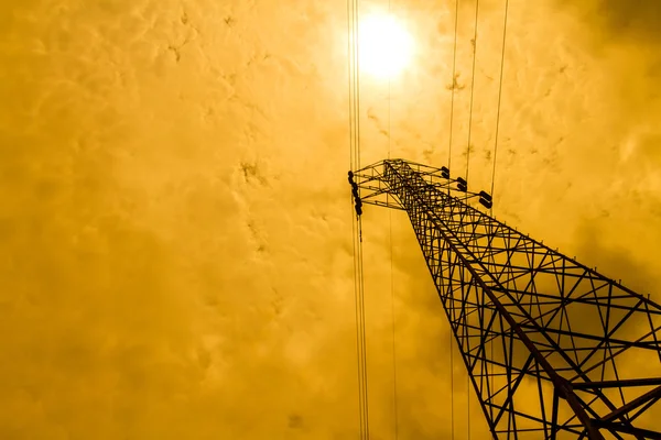 Energetické koncepce power: stožárech vysokého napětí s cloud a slunce bac — Stock fotografie